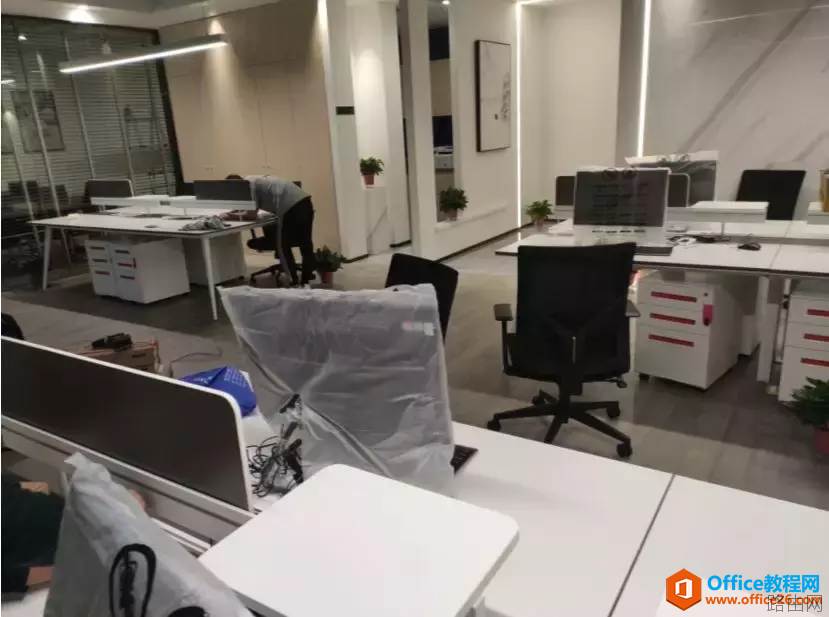 强电工师傅请注意了,以后再这样放网线就太不专业了现场实施出现的问题