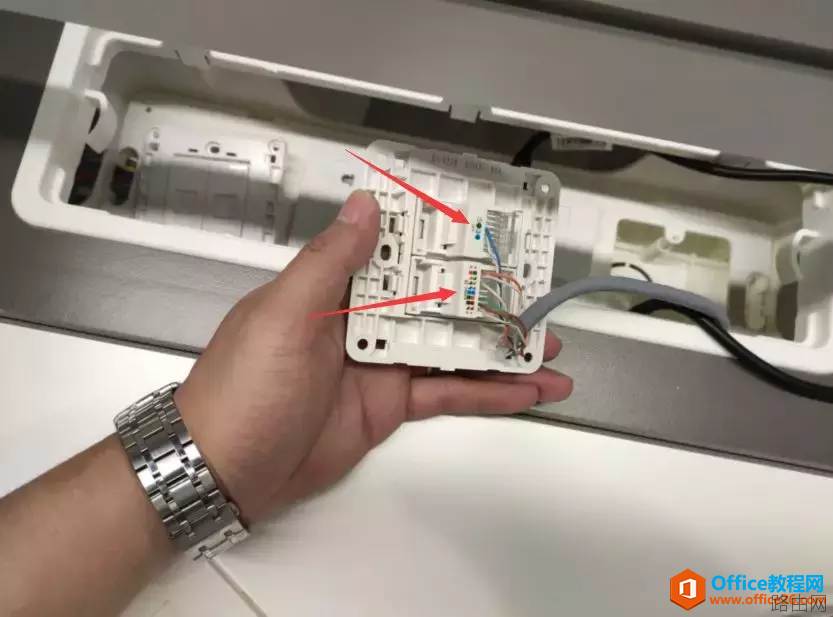 强电工师傅请注意了，以后再这样放网线就太不专业了现场实施出现的问题