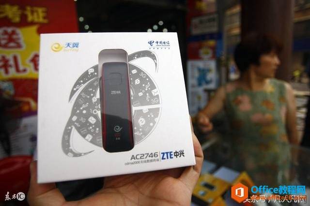 从街上买了一个无线网卡，怎样查找无线网卡的mac地址？