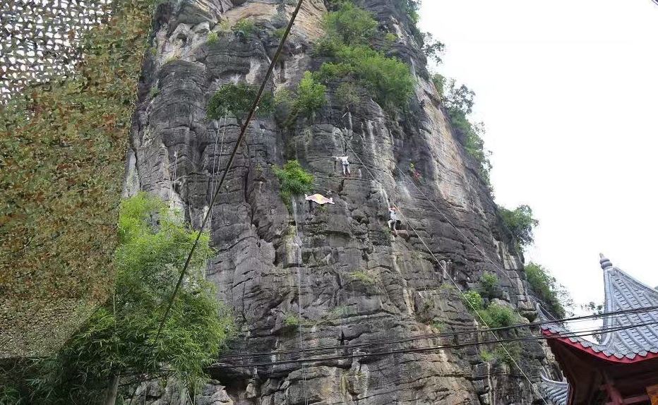 阳朔瑞士奶酪岩场