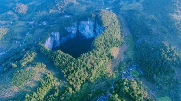 利川黄桶岩天坑
