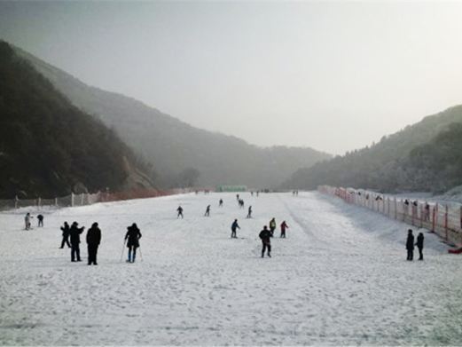 洛宁神灵寨滑雪场
