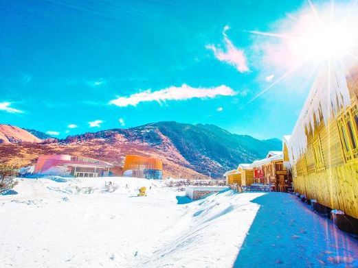 理县鹧鸪山自然公园滑雪场