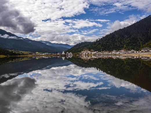 林芝鲁朗贡措湖景区