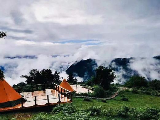 香格里拉轻和CAMPING.雪山观景营地