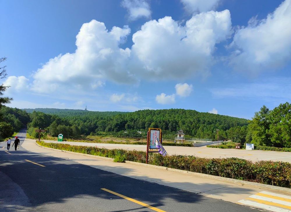市楚雄紫溪山风景区自驾游房车露营地