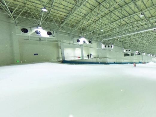 文成天鹅堡室内滑雪场